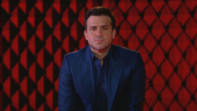 Pablo Marçal com expressão séria durante entrevista no programa No Alvo, do SBT