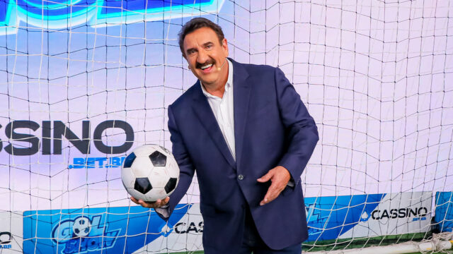 Ratinho sorrindo com bola de futebol na mão durante gravação do quadro Gol Show no Programa do Ratinho