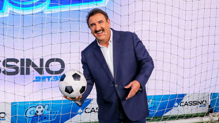 Ratinho sorrindo com bola de futebol na mão durante gravação do quadro Gol Show no Programa do Ratinho
