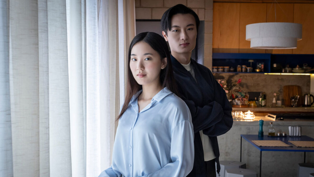 Sharon Cho e Raphael Chung posam juntos em cenário doméstico na série Tudo Sob Controle da Samsung
