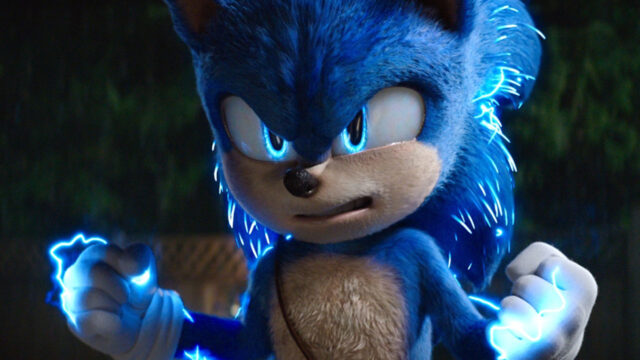 Sonic com expressão séria e faíscas azuis nas mãos em cena de Sonic 2: O Filme (2022)