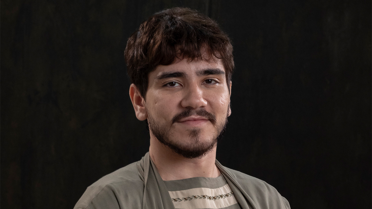 João Fernandes caracterizado como Timóteo com túnica clara em imagem promocional da novela Paulo, o Apóstolo da Record