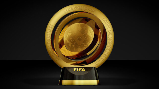 Troféu dourado da Copa do Mundo de Clubes da Fifa com base preta e inscrições em três idiomas no aro circular