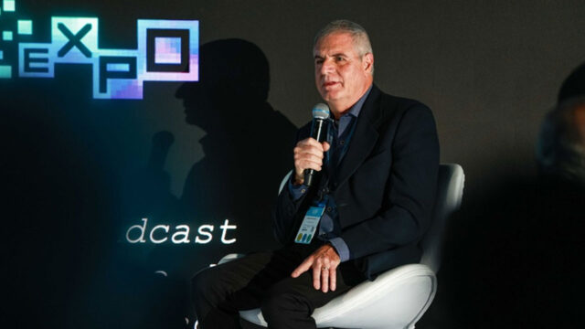 Alfonso Aurin sentado em poltrona com microfone na mão durante painel da SET Expo 2025
