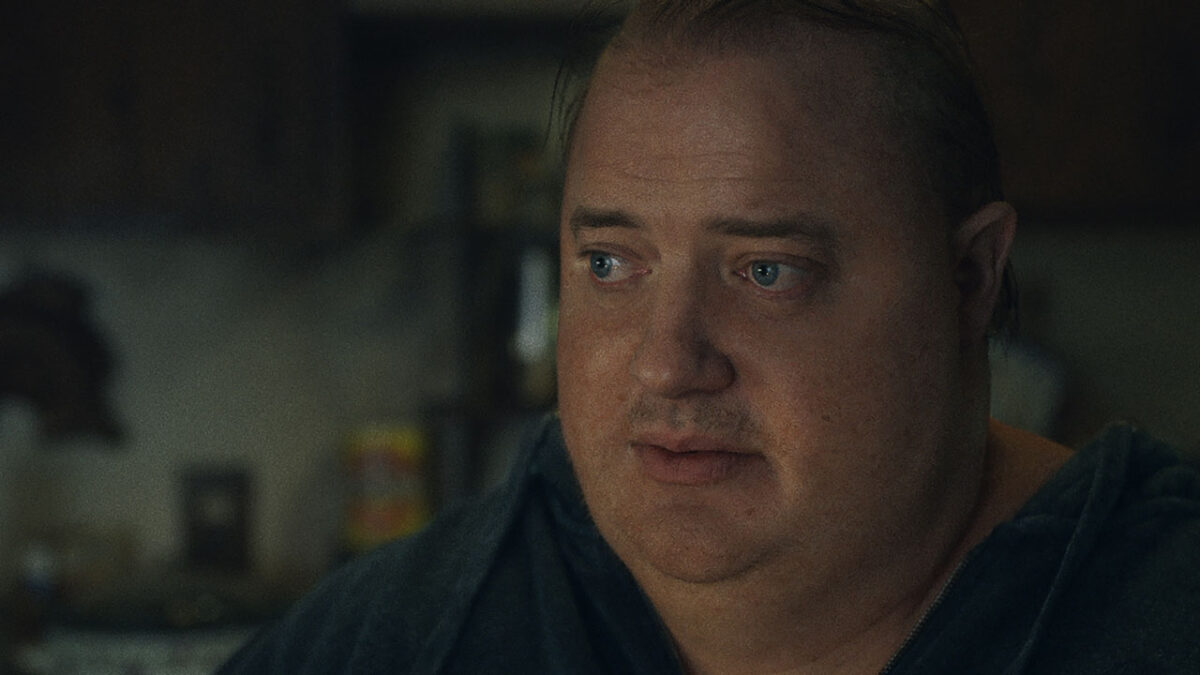 Brendan Fraser caracterizado como Charlie aparece em cena do filme A Baleia de 2022 com expressão séria