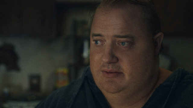 Brendan Fraser caracterizado como Charlie aparece em cena do filme A Baleia de 2022 com expressão séria