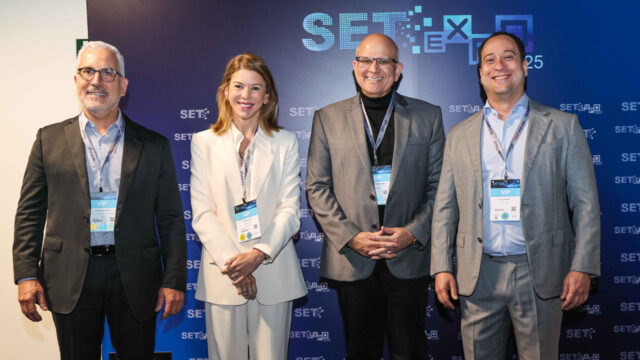 Claudio Luiz Giordani, Daniela Beyruti, Marcus Vinícius Vieira e Paulo Marinho posam juntos no SET Expo 2025 em São Paulo