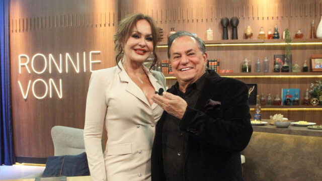 Gaby Spanic e Ronnie Von posam juntos no cenário do programa Companhia Certa