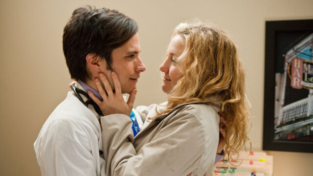 Julian Goldstein interpretado por Gael García Bernal e Marley Corbett vivida por Kate Hudson em cena romântica do filme Pronta para Amar de 2011