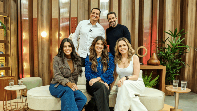 Leo Dias, JP Vergueiro, Fernanda Bande, Pâmela Lucciola e Ana Paula Renault posam juntos no cenário renovado do programa Melhor da Tarde