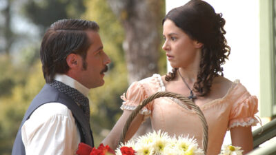 Leôncio interpretado por Leopoldo Pacheco encara Isaura vivida por Bianca Rinaldi segurando cesta de flores em cena da novela A Escrava Isaura