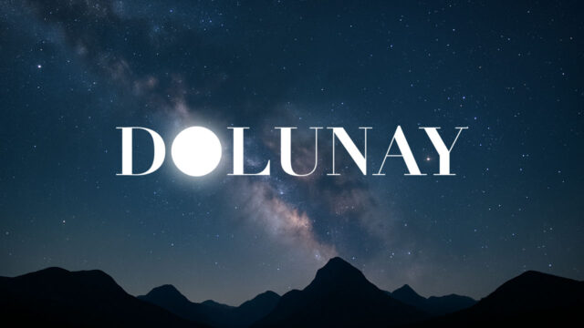 Logo da novela turca Dolunay com lua cheia formando a letra O sobre céu estrelado e silhueta de montanhas escuras