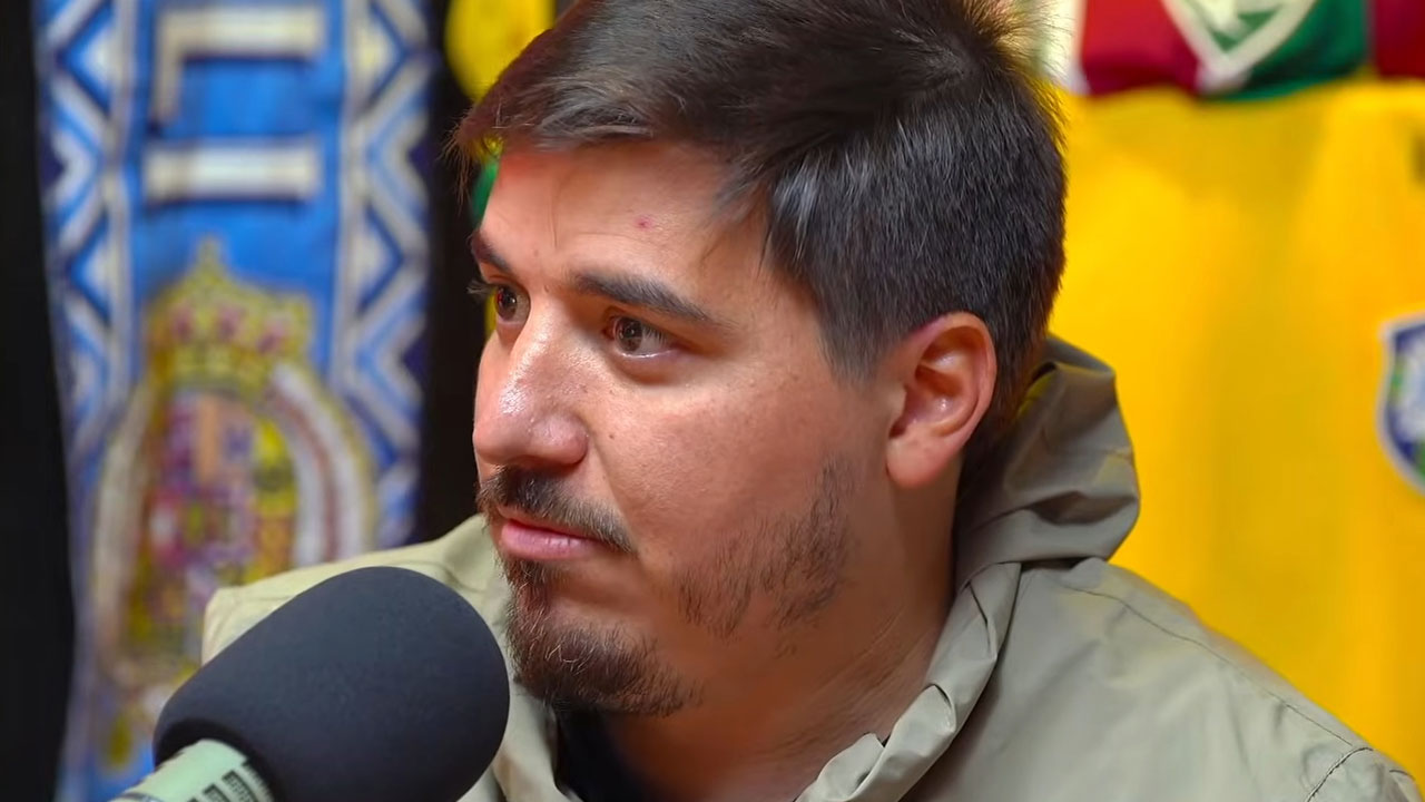 Luís Felipe Freitas fala ao microfone durante entrevista no Charla Podcast