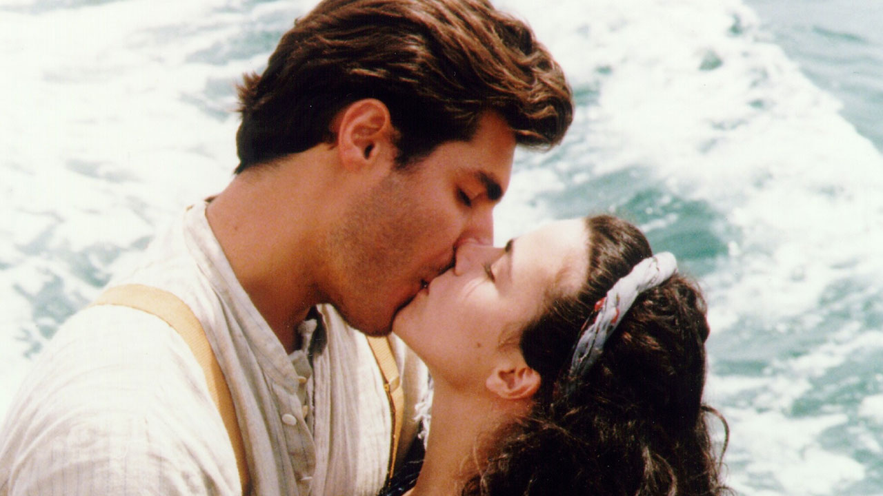 Matteo interpretado por Thiago Lacerda beija Giuliana vivida por Ana Paula Arósio em cena romântica da novela Terra Nostra