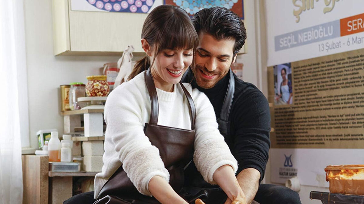 Nazli interpretada por Özge Gürel e Ferit Aslan vivido por Can Yaman em cena romântica na novela turca Dolunay de 2017