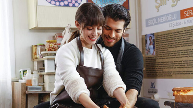 Nazli interpretada por Özge Gürel e Ferit Aslan vivido por Can Yaman em cena romântica na novela turca Dolunay de 2017