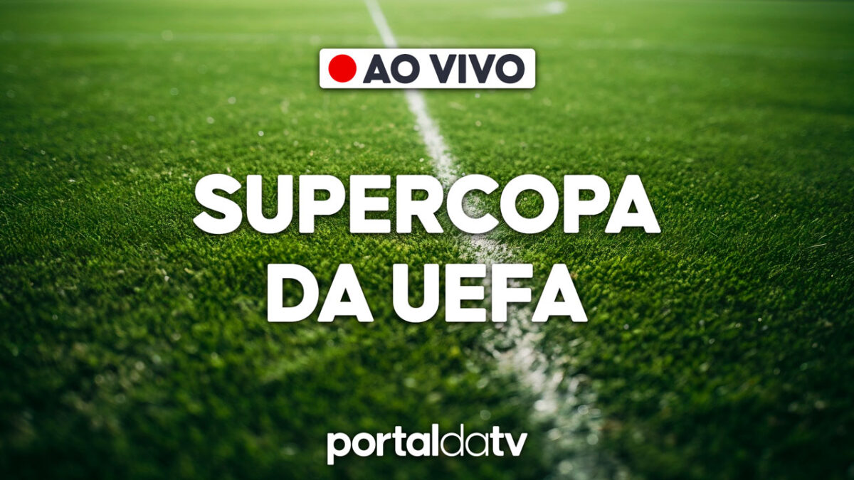 Transmissão ao vivo da Supercopa da UEFA com campo de futebol ao fundo e logotipo do Portal da TV