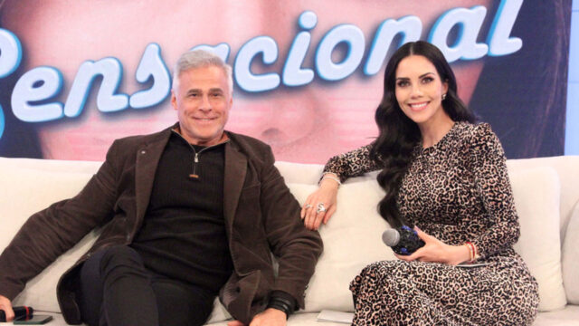 Oscar Magrini sentado ao lado de Daniela Albuquerque que segura microfone durante entrevista no programa Sensacional da RedeTV!