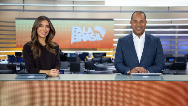 Paloma Poeta e Luiz Fara Monteiro no estúdio durante apresentação do telejornal Fala Brasil da Record