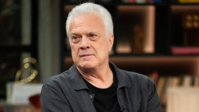 Pedro Bial com expressão séria usando camisa polo escura durante gravação do Conversa com Bial no estúdio da TV Globo