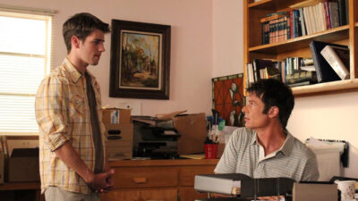 Peter Michaels interpretado por Brandon Tyler Russell conversa com Randy Michaels vivido por Patrick Muldoon em cena do filme Enviado do Céu