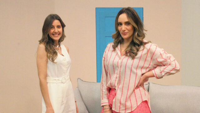 Taisa Pelosi e Paola Pretto posam no cenário do programa Manhã com Você, exibido pela RedeTV!, sorrindo e usando looks claros e casuais.