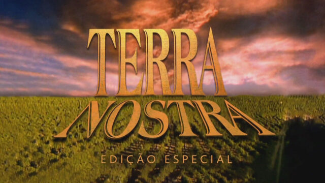 Logotipo da novela Terra Nostra edição especial sobre imagem de plantação com céu alaranjado ao fundo