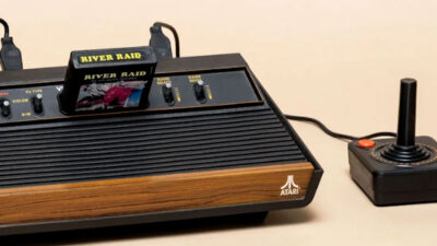 Videogame Atari com cartucho River Raid e controle clássico em destaque no documentário Revolução dos Games da TV Cultura