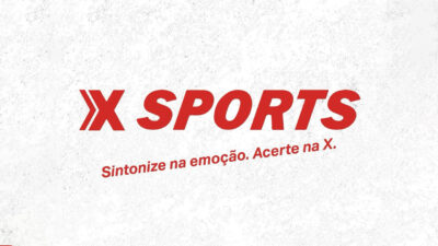 Logotipo do canal X Sports em vermelho com slogan Sintonize na emoção Acerte na X sobre fundo branco texturizado