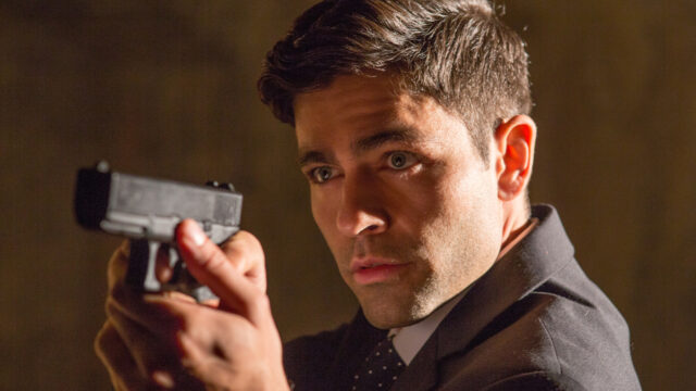 Adrian Grenier como Wells aponta uma arma com expressão séria em cena do filme Assalto ao Poder de 2016
