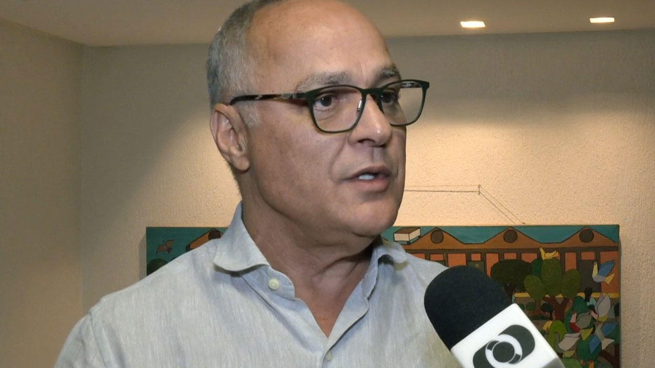 Amauri Soares fala em entrevista para a TV Anhanguera com microfone da emissora à frente
