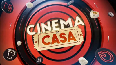 Logotipo do Cinema em Casa do SBT com fundo vermelho em espiral e pipocas espalhadas ao redor