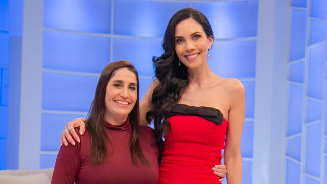 Daniele Hypolito com blusa vinho ao lado de Daniela Albuquerque com vestido vermelho no cenário do Sensacional da RedeTV!