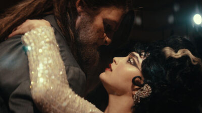 Fera vivido por Tommy Dewey encara de perto Laura Franco interpretada por Melissa Barrera em cena do filme Minha Fera 2024