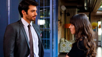 Ferit Aslan interpretado por Can Yaman encara Nazli vivida por Özge Gürel em cena da novela turca Dolunay dentro de uma casa