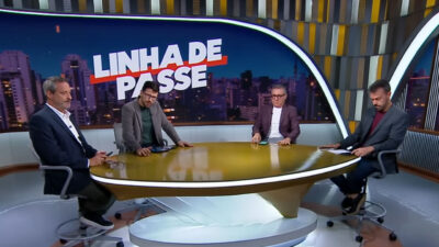 Mesa redonda do programa Linha de Passe da ESPN com quatro comentaristas em estúdio diante de telão com o logo