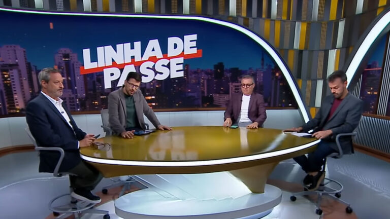 Mesa redonda do programa Linha de Passe da ESPN com quatro comentaristas em estúdio diante de telão com o logo