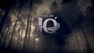 Logo da série A Vida de Jó com letras prateadas sobre fundo de floresta escura com névoa