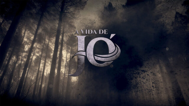 Logo da série A Vida de Jó com letras prateadas sobre fundo de floresta escura com névoa