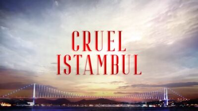Logo da novela Cruel Istambul com título em vermelho sobre paisagem de Istambul e ponte do Bósforo iluminada ao anoitecer