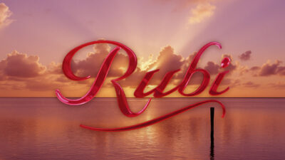 Logo da novela Rubi em letras vermelhas sobre fundo de pôr do sol refletido no mar