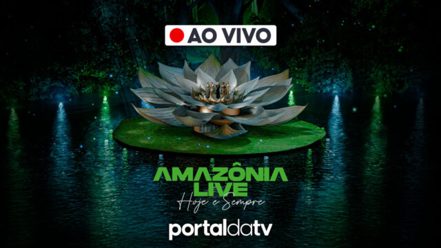 Palco em formato de vitória-régia iluminado sobre a água com texto Amazônia Live Hoje e Sempre e logo do Portal da TV