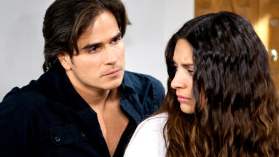 Otávio (Daniel Arenas) encara Maricruz (Ana Brenda Contreras) que desvia o olhar com semblante tenso em cena de Coração Indomável