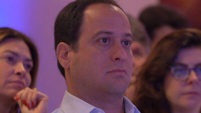 Paulo Marinho observa atentamente apresentação durante evento do Grupo Jaime Câmara