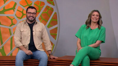 Pedro Málaga e Cristina Vieira sentados no estúdio durante apresentação do Globo Rural na TV Globo