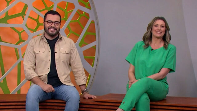 Pedro Málaga e Cristina Vieira sentados no estúdio durante apresentação do Globo Rural na TV Globo