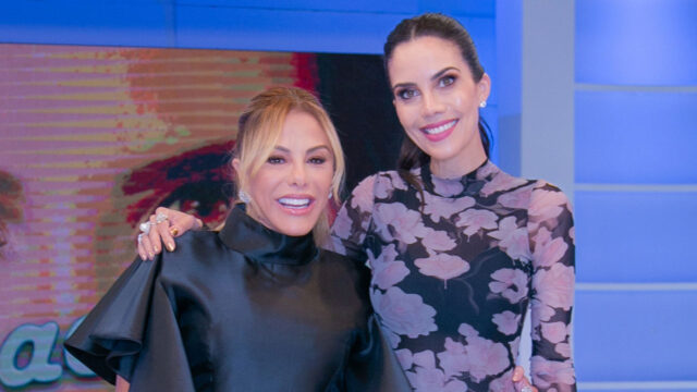 Poliana Rocha com vestido preto de mangas amplas ao lado de Daniela Albuquerque com vestido floral em estúdio de TV