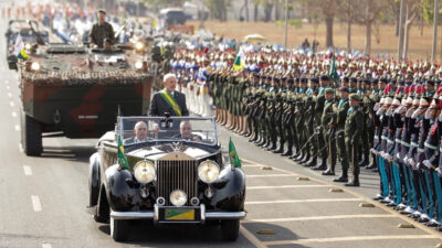 Presidente Lula em carro oficial com faixa presidencial passando em revista às tropas durante desfile de 7 de Setembro em Brasília