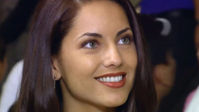 Bárbara Mori caracterizada como Rubi com cabelos soltos e sorriso em cena da novela mexicana