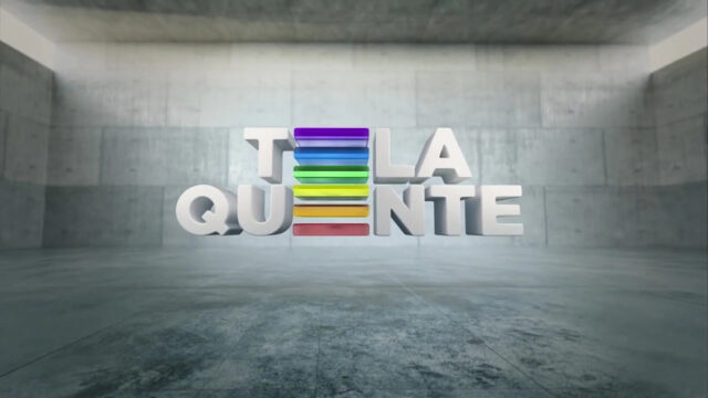 Logotipo da Tela Quente da TV Globo com letras brancas e faixas coloridas em fundo cinza de concreto
